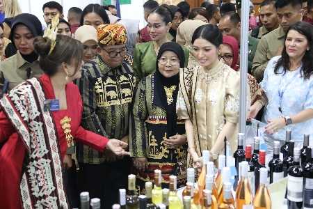 Ibu Maidawati Dampingi Ibu Selvi Gibran Rakabuming Raka Buka Bazar Amal Tahunan ke-55 WIC di JCC Ibu Maidawati Dampingi Ibu Selvi Gibran Rakabuming Raka Buka Bazar Amal Tahunan ke-55 WIC di JCC