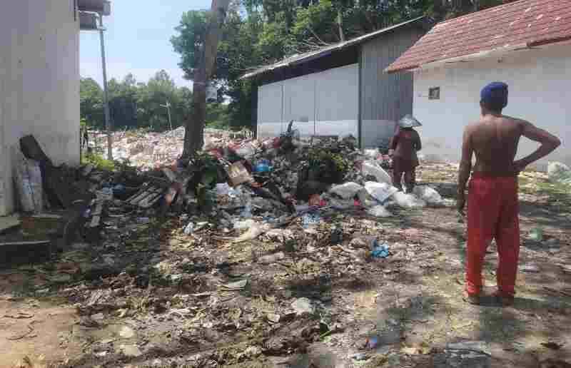 Sanul Penjaga TPA Balai Kencana Dambakan Listrik Sanul Penjaga TPA Balai Kencana Dambakan Listrik