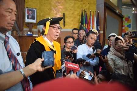 Irwan “Sidomuncul” Hidayat Dianugerahi Gelar Doktor Honoris Causa dari Universitas Negeri Semarang Irwan “Sidomuncul” Hidayat Dianugerahi Gelar Doktor Honoris Causa dari Universitas Negeri Semarang