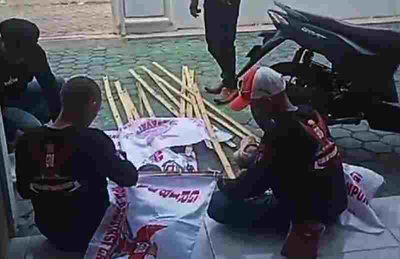 Meriahkan Deklarasi DPD GRIB Jaya, Panitia Lakukan Pemasangan Umbul-umbul dan Bendera Meriahkan Deklarasi DPD GRIB Jaya, Panitia Lakukan Pemasangan Umbul-umbul dan Bendera