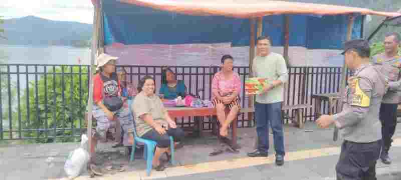 Jumat Berkat Polres Simalungun Bagikan 100 Kotak Nasi kepada Warga di Parapat Jumat Berkat Polres Simalungun Bagikan 100 Kotak Nasi kepada Warga di Parapat