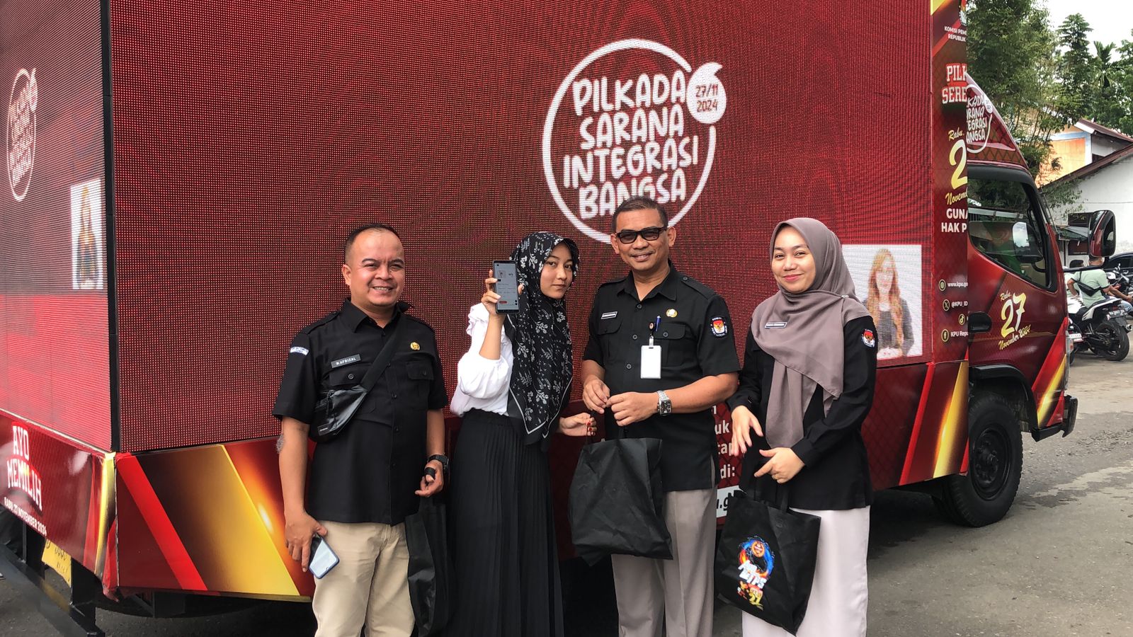 Keliling Pasar dan Sekolah, KPU Pasaman Sosialisasi Bersama Videotron Mobile Keliling Pasar dan Sekolah, KPU Pasaman Sosialisasi Bersama Videotron Mobile