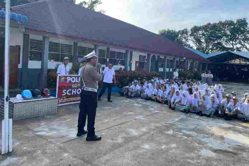 Sat Lantas Polres Simalungun Edukasi Disiplin Berlalu Lintas di SMK Negeri 1 Sat Lantas Polres Simalungun Edukasi Disiplin Berlalu Lintas di SMK Negeri 1