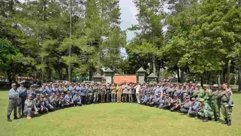 1.368 Anggota Linmas Pengamanan Pemilukada Diserahkan Pemkab Lambar Kepada KPU 1.368 Anggota Linmas Pengamanan Pemilukada Diserahkan Pemkab Lambar Kepada KPU