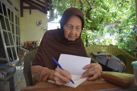 Ibu Uun Rayakan HUT Ke-80 Luncurkan Antologi Puisi “Sepanjang Jalan Kenanganku” Ibu Uun Rayakan HUT Ke-80 Luncurkan Antologi Puisi “Sepanjang Jalan Kenanganku”