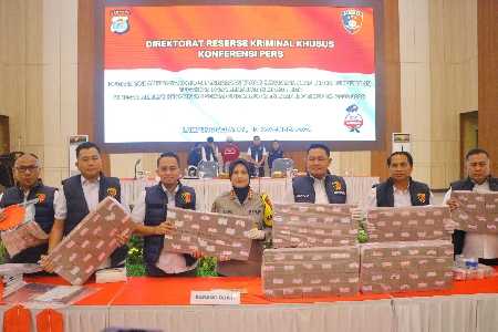 Buronan Kasus Bendungan Marga Tiga Ditangkap Buronan Kasus Bendungan Marga Tiga Ditangkap