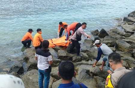 Mayat Pria Tanpa Identitas Ditemukan Mengambang di Pantai Desa Canti, Lampung Selatan Mayat Pria Tanpa Identitas Ditemukan Mengambang di Pantai Desa Canti, Lampung Selatan