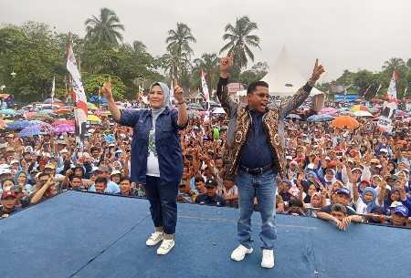 Puluhan Ribu Pendukung Kopli-Roiyana Padati Arena Kampanye Akbar Puluhan Ribu Pendukung Kopli-Roiyana Padati Arena Kampanye Akbar