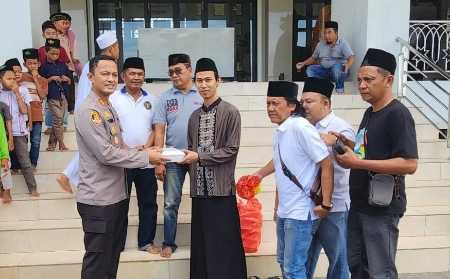 Kapolres Pringsewu Turut Andil Pada Agenda Berbagi Nasi PWI Kapolres Pringsewu Turut Andil Pada Agenda Berbagi Nasi PWI