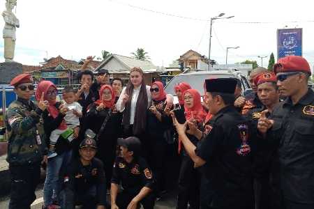 Tim “Ganteng” Sahabat Aries Sandi Bersatu Kaloborasi Dengan DPC GRIB Jaya Lakukan Jumat Berkah Tim “Ganteng” Sahabat Aries Sandi Bersatu Kaloborasi Dengan DPC GRIB Jaya Lakukan Jumat Berkah
