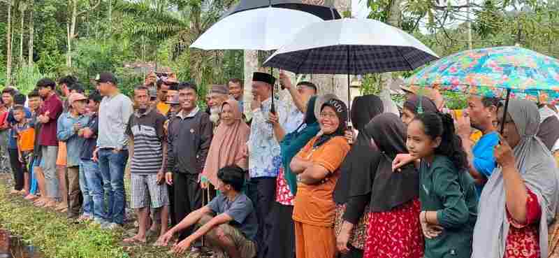 Buka Ikan Larangan, Bupati Sabar AS Disambut Hangat Warga Tanjuang Beringin Buka Ikan Larangan, Bupati Sabar AS Disambut Hangat Warga Tanjuang Beringin