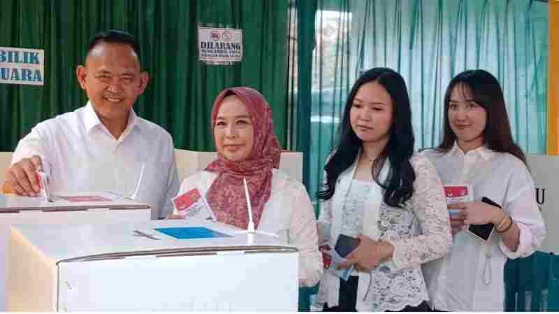 Senator Almira Nabila Fauzi Datang ke TPS Ajak Warga Jangan Golput Senator Almira Nabila Fauzi Datang ke TPS Ajak Warga Jangan Golput