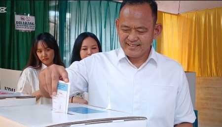 Calon Bupati Fauzi Nyoblos Di TPS 002 Pringsewu Barat Calon Bupati Fauzi Nyoblos Di TPS 002 Pringsewu Barat