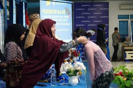 Prestasi Gemilang: FEB IIB Darmajaya Berikan Penghargaan kepada Mahasiswa Terbaik Yudisium ke-38 Prestasi Gemilang: FEB IIB Darmajaya Berikan Penghargaan kepada Mahasiswa Terbaik Yudisium ke-38