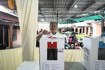 Wabup Taufik Zainal Abidin Berikan Hak Suaranya Pada Pilkada Serentak 2024 Wabup Taufik Zainal Abidin Berikan Hak Suaranya Pada Pilkada Serentak 2024