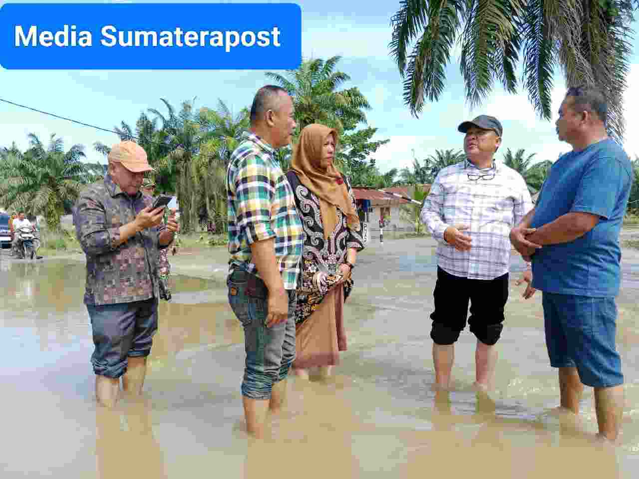 Pj Bupati Drs. Asra Menyalurkan Bantuan Banjir di Desa Gelong Pj Bupati Drs. Asra Menyalurkan Bantuan Banjir di Desa Gelong