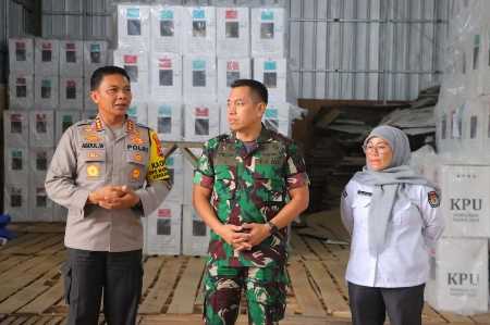 Pastikan Aman, Dandim 0410/KBL dan Kapolres Tinjau Pengamanan Logistik Pilkada 2024 Pastikan Aman, Dandim 0410/KBL dan Kapolres Tinjau Pengamanan Logistik Pilkada 2024