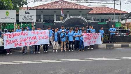 Kasus Sumpah Palsu Ike Farida: Majelis Hakim Jatuhkan Hukuman 5 Bulan Penjara Kasus Sumpah Palsu Ike Farida: Majelis Hakim Jatuhkan Hukuman 5 Bulan Penjara