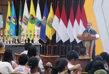 Pj. Gubernur Lampung Serahkan Penghargaan kepada Marching Band FYBI, Juara Umum IOMBF 2024 Pj. Gubernur Lampung Serahkan Penghargaan kepada Marching Band FYBI, Juara Umum IOMBF 2024