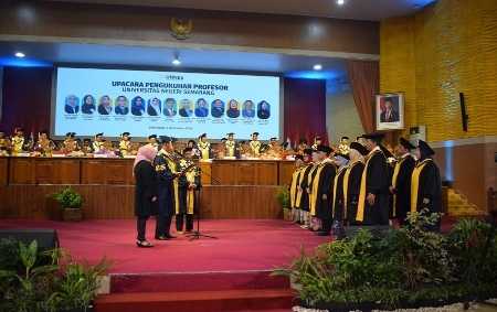 UNNES Kukuhkan 13 Guru Besar Tegaskan Posisinya Berdaya Saing Global UNNES Kukuhkan 13 Guru Besar Tegaskan Posisinya Berdaya Saing Global