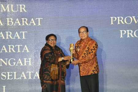 Pj. Gubernur Samsudin Raih Penghargaan Provinsi Sangat Inovatif Pj. Gubernur Samsudin Raih Penghargaan Provinsi Sangat Inovatif