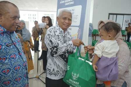 Bupati Surya Salurkan Bantuan Untuk Keluarga Stunting Bupati Surya Salurkan Bantuan Untuk Keluarga Stunting