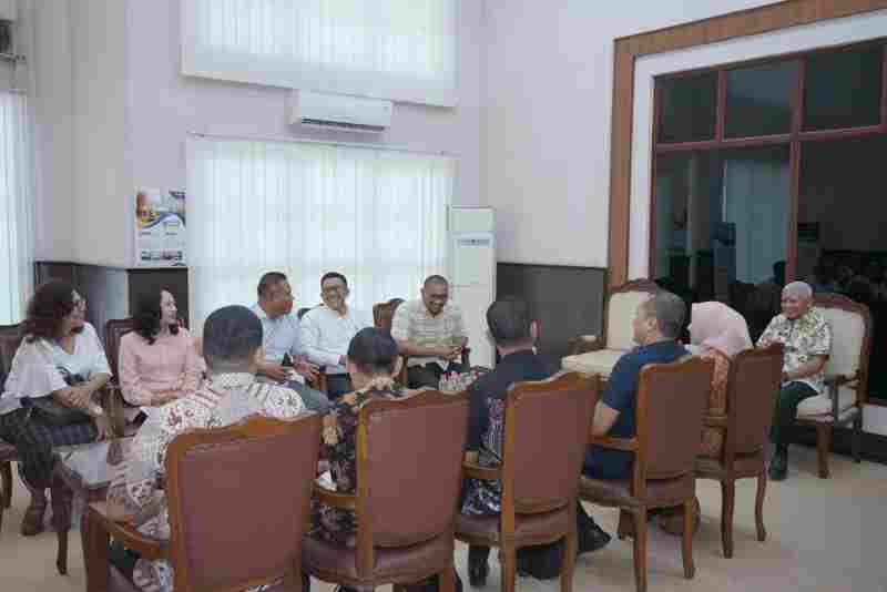 Bupati Surya Sambut Panitia Perayaan Natal Oikumene Pada Audiensinya Bupati Surya Sambut Panitia Perayaan Natal Oikumene Pada Audiensinya