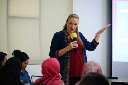 Kolaborasi Budaya dan Edukasi: Kristy Mordhorst di Kuliah Umum IIB Darmajaya Kolaborasi Budaya dan Edukasi: Kristy Mordhorst di Kuliah Umum IIB Darmajaya