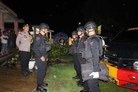 Brimob Polda Lampung Sterilisasi TKP Penemuan Diduga Granat di Banjar Masin Brimob Polda Lampung Sterilisasi TKP Penemuan Diduga Granat di Banjar Masin