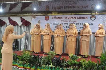 18 Grup Paduan Suara Berkompetisi Pada Hut Ke-25 Dharma Wanita Persatuan Tingkat Lambar 18 Grup Paduan Suara Berkompetisi Pada Hut Ke-25 Dharma Wanita Persatuan Tingkat Lambar