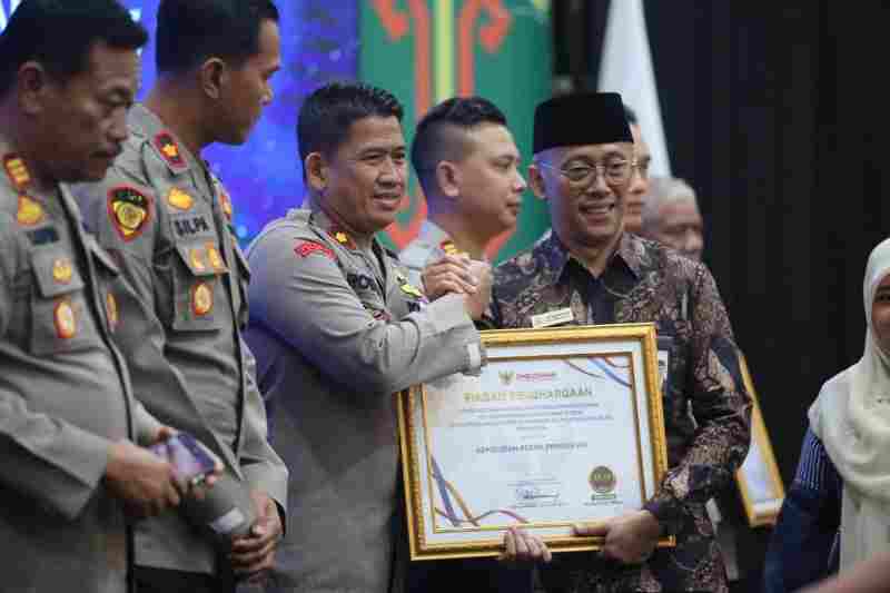 Polres Pringsewu Raih Penghargaan Zona Hijau dari Ombudsman RI Polres Pringsewu Raih Penghargaan Zona Hijau dari Ombudsman RI