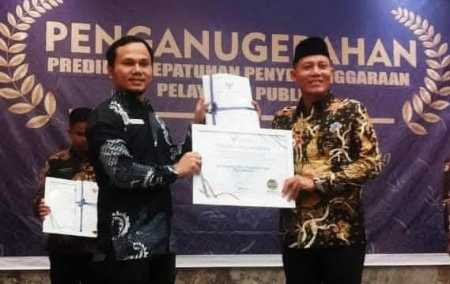 Raih Prestasi, Bupati Pasaman Dianugerahi Predikat Kepatuhan Pelayanan Publik 2024 Raih Prestasi, Bupati Pasaman Dianugerahi Predikat Kepatuhan Pelayanan Publik 2024