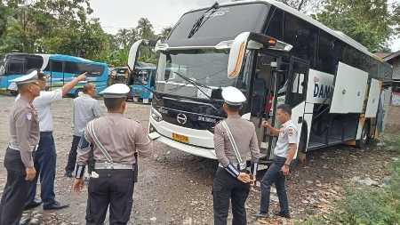 Satlantas Polres Tanggamus Gelar Ramp Chek, Pastikan Kelayakan Angkutan Bus di Libur Nataru Satlantas Polres Tanggamus Gelar Ramp Chek, Pastikan Kelayakan Angkutan Bus di Libur Nataru