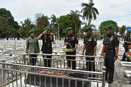 Danrem 043/Gatam Pimpin Ziarah Rombongan Dalam Rangka Memperingati Hari Juang TNI AD 2024 Danrem 043/Gatam Pimpin Ziarah Rombongan Dalam Rangka Memperingati Hari Juang TNI AD 2024