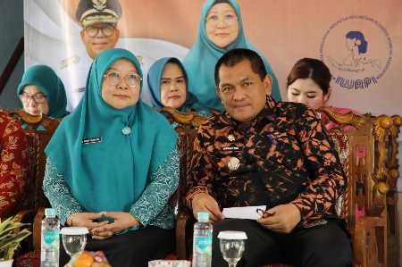 Ibu Maidawati Retnoningsih Samsudin Berikan Bantuan kepada Penyandang Disabilitas dan Lansia Ibu Maidawati Retnoningsih Samsudin Berikan Bantuan kepada Penyandang Disabilitas dan Lansia