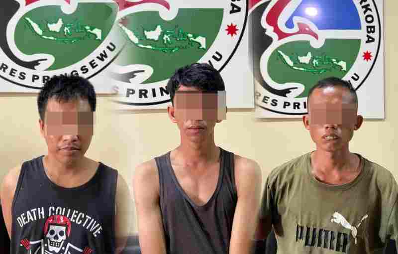 Polisi Gerebek Sejumlah Rumah di Pekon Margakaya, Tangkap Tiga Pemuda Terlibat Narkoba Polisi Gerebek Sejumlah Rumah di Pekon Margakaya, Tangkap Tiga Pemuda Terlibat Narkoba