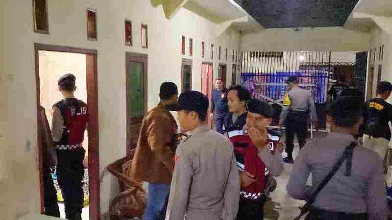 Polisi Amankan Empat Pria dan Dua Wanita Di Kamar Kost Putri Polisi Amankan Empat Pria dan Dua Wanita Di Kamar Kost Putri