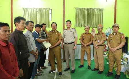 Nukman Serahkan 211 Sertipikat Hak Atas Tanah Program Strategis Nasional PTSL 2024 di Pekon Tanjung Raya Nukman Serahkan 211 Sertipikat Hak Atas Tanah Program Strategis Nasional PTSL 2024 di Pekon Tanjung Raya