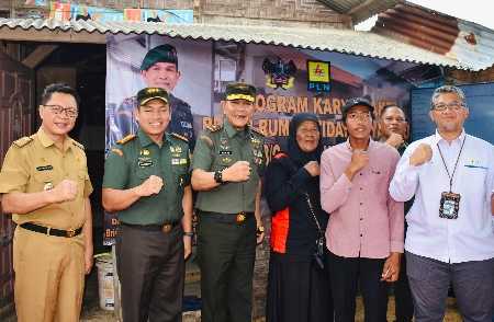 Peringati Hari Juang TNI AD, Danrem 043/Gatam Letakkan Batu Pertama Bedah RTLH Bapak Tri Wahyudi Peringati Hari Juang TNI AD, Danrem 043/Gatam Letakkan Batu Pertama Bedah RTLH Bapak Tri Wahyudi