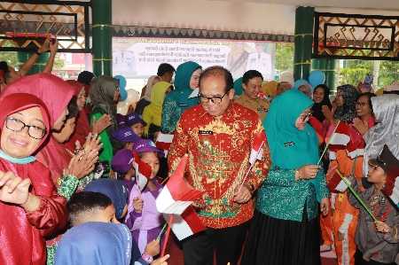 Disambut Meriah, Pj. Gubernur Samsudin Bermain Bersama Anak-anak PAUD Pringsewu Disambut Meriah, Pj. Gubernur Samsudin Bermain Bersama Anak-anak PAUD Pringsewu