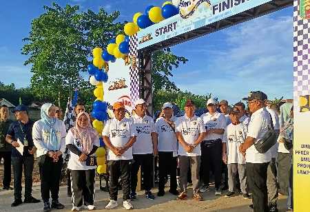 Pj Gubernur Lampung Melepas Peserta Jalan Sehat Peringatan Hari Jalan 2024 Pj Gubernur Lampung Melepas Peserta Jalan Sehat Peringatan Hari Jalan 2024