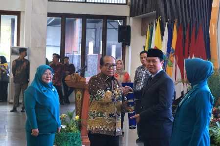 Pj. Gubernur Samsudin Serahkan SK Perpanjangan Penjabat Bupati Lampung Barat Pj. Gubernur Samsudin Serahkan SK Perpanjangan Penjabat Bupati Lampung Barat