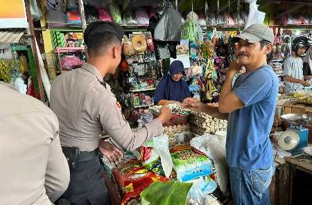 Polisi Hadir di Pasar Baru Way Kandis, Pastikan Keamanan Natal dan Tahun Baru Polisi Hadir di Pasar Baru Way Kandis, Pastikan Keamanan Natal dan Tahun Baru