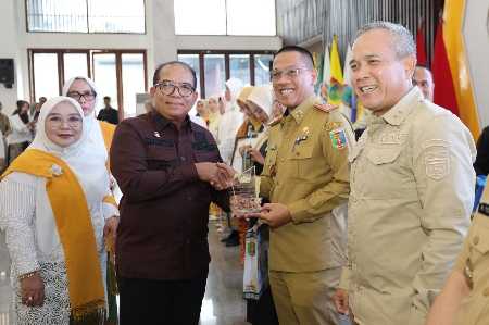 Pj. Gubernur Samsudin Ajak Wujudkan Visi Indonesia Emas 2045 dengan Hadirnya Perempuan Berdaya dan Mandiri Pj. Gubernur Samsudin Ajak Wujudkan Visi Indonesia Emas 2045 dengan Hadirnya Perempuan Berdaya dan Mandiri