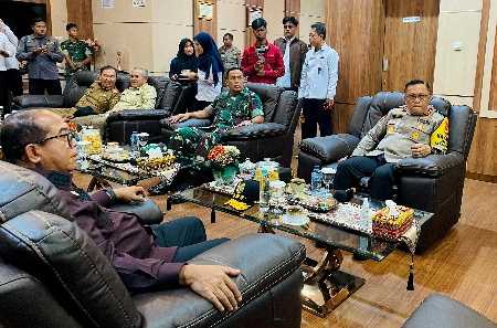 Kasrem 043/Gatam Bersama Pj. Gubernur Lampung Tinjau Pelabuhan Bakauheni Kasrem 043/Gatam Bersama Pj. Gubernur Lampung Tinjau Pelabuhan Bakauheni