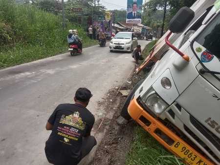 Ini Kronologi dan Himbauan Polisi Usai 4 Kendaraan Terlibat Laka di Jalur Wisata Pesawaran Ini Kronologi dan Himbauan Polisi Usai 4 Kendaraan Terlibat Laka di Jalur Wisata Pesawaran