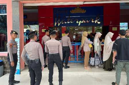 Tahun Baru Tanpa Khawatir, Polda Lampung Amankan Wisatawan di Slanik Waterpark Tahun Baru Tanpa Khawatir, Polda Lampung Amankan Wisatawan di Slanik Waterpark
