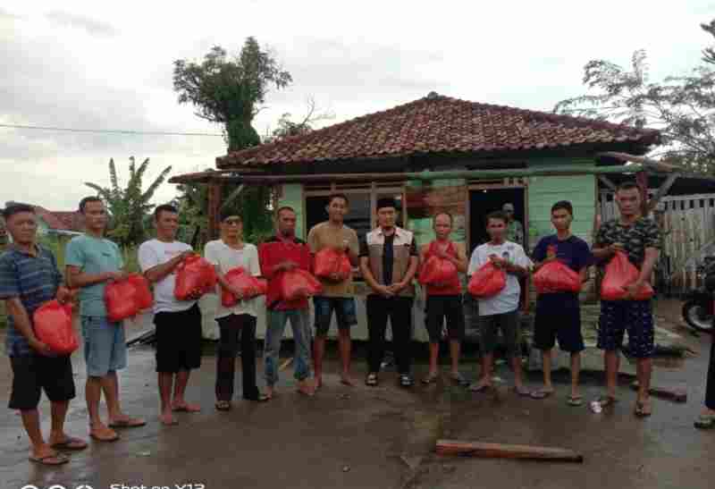 Ust. Ali Faqih dan Herni Hasan Beri Bantuan Kepada Masyarakat yang Terkena Bencana Puting Beliung Ust. Ali Faqih dan Herni Hasan Beri Bantuan Kepada Masyarakat yang Terkena Bencana Puting Beliung