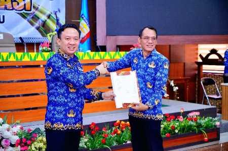 Pj Bupati Pringsewu Marindo Serahkan DPA 2025 Kepada Perangkat Daerah Pj Bupati Pringsewu Marindo Serahkan DPA 2025 Kepada Perangkat Daerah