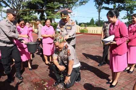 Kapolres Simalungun Pimpin Upacara Kenaikkan Pangkat 47 Personel dan Wisuda 4 Purna Bakti Kapolres Simalungun Pimpin Upacara Kenaikkan Pangkat 47 Personel dan Wisuda 4 Purna Bakti